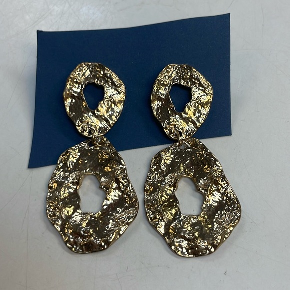 Chunky gold toned earrings - Picture 1 of 1